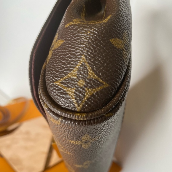 ❌❌SOLD❌❌ Louis monogram favorite crossbody - Picture 2 of 16